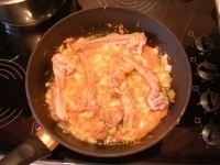 Обжарка костей, лука и моркови