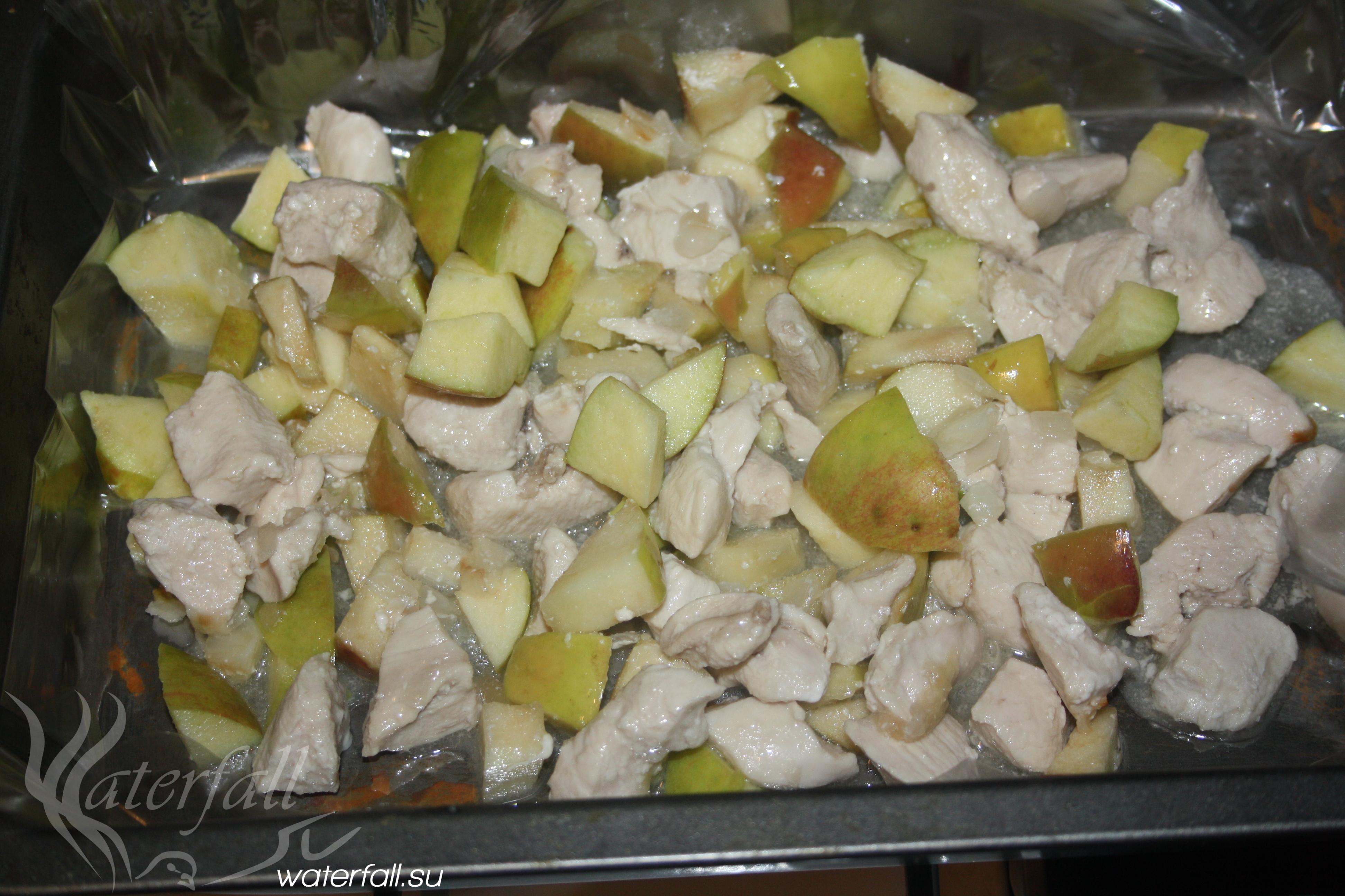 Курица с яблоками